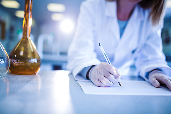 포토 JPG 해외이미지 백인 여자 과학 실내 실험 한명 성인 30대 약 장비 기록 실험복 실험실 생명공학 집중 과학자 생물학 심각 화학자 해외202004 해외포토 서양인 직업 1 교육 컨셉 의학 사람 내부 장년 가운 학자 파일형식