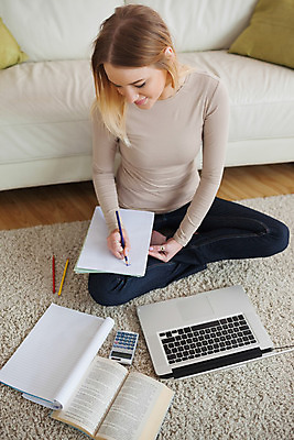 포토 JPG 해외이미지 백인 학생 여자 교육 거실 아파트 실내 한명 앉기 성인 노트북 학습 스터디 컴퓨터 소파 집중 과제 성인여자한명만 해외202004 해외포토 서양인 1 컨셉 의자 모션 주택 사람 내부 전자제품 여자한명만 성인여자만 파일형식