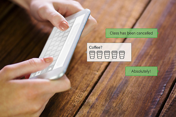 포토 JPG 해외이미지 손 말풍선 탁자 관리 한명 들기 사람 신체부위 스마트폰 스크린 터치 잡기 책상 채팅 해외202004 해외포토 1 가구 모션 핸드폰 스마트기기 파일형식