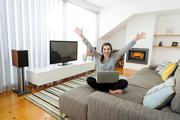포토 JPG 해외이미지 백인 라이프스타일 행복 무기 음악 겨울 노래 주택 기념 실내 따뜻함 한명 사람 앉기 장식 노트북 소파 헤드폰 방 듣기 읽기 흥분 벽난로 리빙 해외202004 해외포토 서양인 1 계절 감정 음향기기 의자 모션 문화예술 내부 건물 생활 전자제품 파일형식
