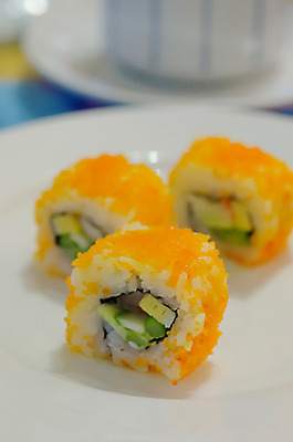 포토 JPG 해외이미지 전통 접시 문화 음식 밥 오이 어류 요리 동양인 사람없음 노란색 일본 식사 초밥 신선 해산물 준비 날것 롤 해외202004 해외포토 식기 아시아 컬러 채소 인종 수중동물 일본음식 파일형식