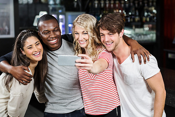 포토 JPG 해외이미지 백인 여자 남자 행복 함께함 실내 웃음 사람 이벤트 여러명 20대 성인 캐주얼 스마트폰 핸드폰 파티 스크린 검은색 사진촬영 우정 터치 축하 잡기 바 동료 클럽 흥분 성인만 유흥 정확 해외202004 해외포토 서양인 옷 감정 컬러 다수 컨셉 관계 모션 표정 청년 내부 친구 전자제품 스마트기기 촬영 파일형식