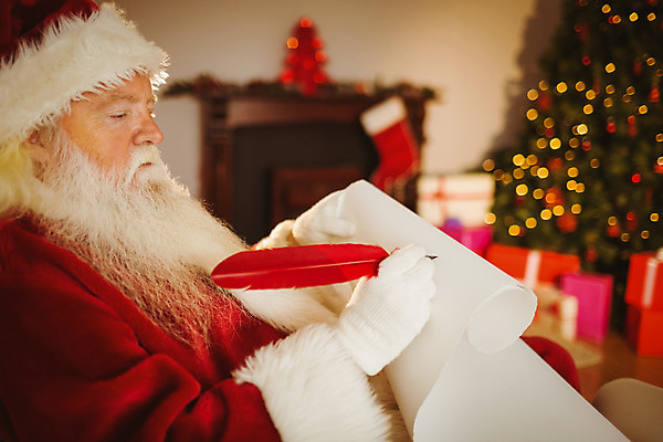 포토 JPG 해외이미지 백인 라이프스타일 노년 남자 크리스마스장식 크리스마스 거실 가정 불 아파트 주택 따뜻함 한명 장식 크리스마스트리 산타클로스 평화 축제 장식볼 축하 기록 잡기 벽난로 안락의자 전나무 깃털펜 노인남자한명만 해외202004 해외포토 자연요소 서양인 나무 1 기념일 컨셉 의자 모션 사람 성인 건물 생활 펜 남자한명만 노인남자만 파일형식