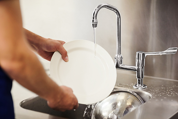 포토 JPG 해외이미지 백인 그릇 접시 남자 실내 한명 서기 성인 30대 금속 주방 식당 앞치마 청소 싱크대 수도꼭지 위생관리 해외202004 해외포토 서양인 1 식기 모션 재질 관리 사람 내부 장년 상점 개수대 파일형식