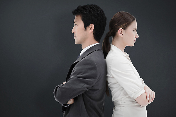 포토 JPG 해외이미지 백인 여자 남자 백그라운드 비즈니스 서기 정장 20대 성인 두명 옆모습 30대 팔짱 일본 경쟁 비즈니스맨 비즈니스우먼 자신감 라이벌 접기 성인만 해외202004 해외포토 서양인 옷 감정 아시아 뷰포인트 컨셉 모션 사람 청년 장년 직장인 파일형식