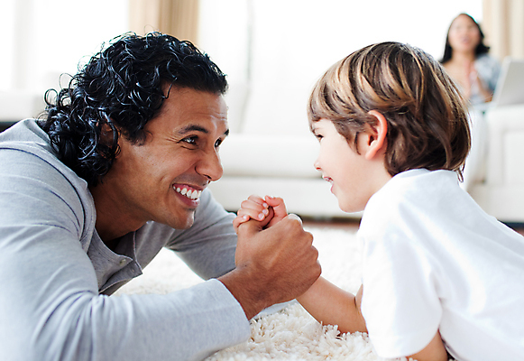 포토 JPG 해외이미지 행복 아들 어린이 쿠션 거실 가족 놀이 함께함 실내 사람 소년 상반신 성인 세명 소파 마주보기 힘 줄무늬 아빠 결심 노력 해외202004 집콕 해외포토 남자 감정 컨셉 무늬 의자 관계 모션 내부 신조어 파일형식 앳홈라이프