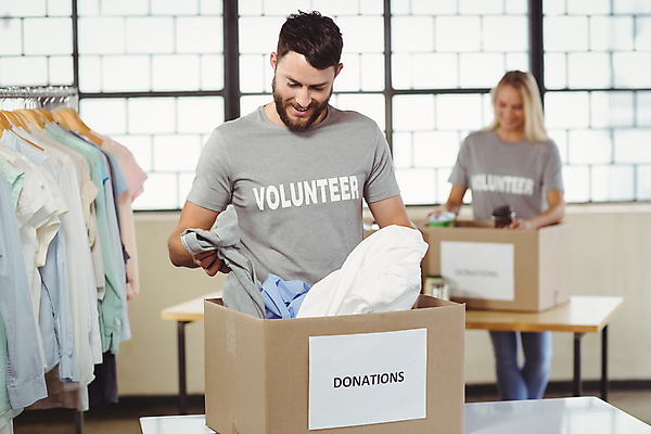 포토 JPG 해외이미지 백인 옷 여자 남자 행복 함께함 서기 20대 성인 두명 30대 상자 봉사 도움 복지 동료 기부 참여 자선단체 해외202004 해외포토 서양인 감정 컨셉 관계 모션 사람 청년 장년 그룹 사회이슈 자선 파일형식