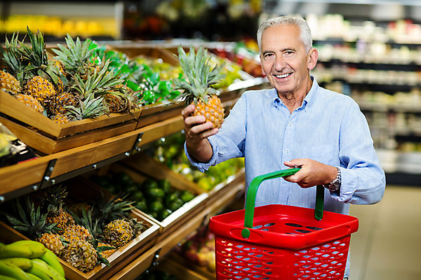 포토 JPG 해외이미지 백인 라이프스타일 노년 남자 행복 실내 한명 들기 사람 상반신 쇼핑 잡기 시장 60대 상품 고객 장바구니 파인애플 슈퍼마켓 식료품점 노인남자한명만 해외202004 해외포토 서양인 1 감정 과일 모션 성인 내부 생활 바구니 상점 열대과일 남자한명만 노인남자만 파일형식