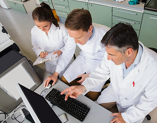 포토 JPG 해외이미지 백인 여자 남자 중년 50대 과학 실내 현미경 실험 말하기 대화 20대 세명 컴퓨터 약 장비 실험복 실험실 생명공학 토론 과학자 생물학 소통 화학자 해외202004 해외포토 서양인 직업 교육 컨셉 의학 모션 실험기구 사람 청년 성인 내부 전자제품 가운 학자 파일형식