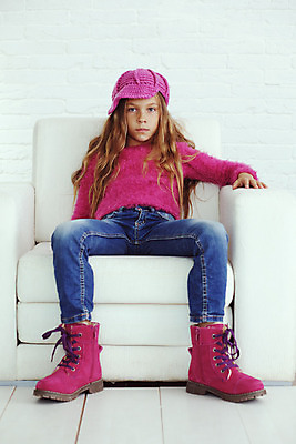 포토 JPG 해외이미지 모델 라이프스타일 옷 계절 행복 어린이 포즈 신발 겨울 의자 주택 부츠 따뜻함 한명 사람 유행 방 흰색 청바지 스웨터 니트 긍정 스타일 힙스터 해외202004 해외포토 1 패션 감정 컬러 가구 컨셉 상의 바지 건물 생활 파일형식