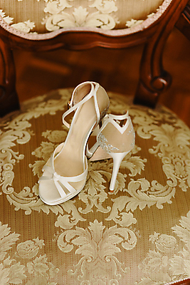 포토 JPG 해외이미지 구두 신발 실내 사람없음 하이힐 오브젝트 웨딩슈즈 해외202004 해외포토 내부 여성화 결혼소품 파일형식