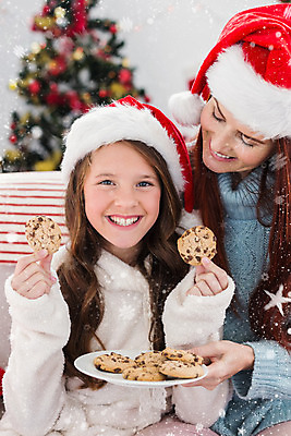 포토 JPG 해외이미지 백인 라이프스타일 접시 여자 딸 행복 어린이 40대 중년 크리스마스 겨울 거실 산타모자 가정 가족 엄마 사랑 두명 파란색 소파 크리스마스트리 쿠키 축제 축하 눈송이 떨어짐 빨간머리 해외202004 해외포토 서양인 모자_잡화 헤어스타일 식기 계절 기념일 감정 컬러 컨셉 의자 관계 디저트 눈_날씨 사람 성인 생활 파일형식