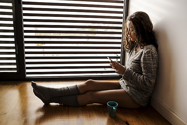 포토 JPG 해외이미지 라이프스타일 겨울 창문 모바일 휴식 바닥 주택 실내 따뜻함 한명 앉기 컵 스마트폰 핸드폰 섹시 침실 스타일 해외202004 해외포토 1 식기 계절 컨셉 모션 사람 내부 건물 생활 전자제품 스마트기기 파일형식