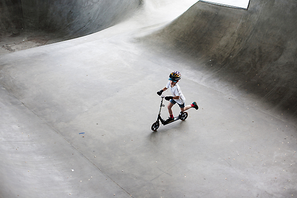 포토 JPG 해외이미지 라이프스타일 공원 남자 문화 어린이 스포츠 포즈 신발 거리 스웨덴 사람 경사 소년 성인 사람없음 야외 10대 여름 청춘 운동 우주 스케이트 스쿠터 도시 스케이트보드 승차 헬멧 장애물 연습 롤러 스케이터 사춘기 스칸디나비아 해외202004 해외포토 계절 공공시설 스포츠용품 컨셉 모션 청소년 운동선수 건강 북유럽 생활 오토바이 보드_스포츠 보호장비 파일형식