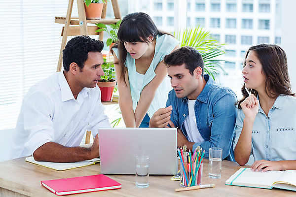 포토 JPG 해외이미지 서양인 외국인 백인 여자 남자 40대 중년 비즈니스 직장 함께함 실내 서기 앉기 여러명 20대 성인 노트북 사무실 직장인 비즈니스맨 비즈니스우먼 동료 직원 브레인스토밍 해외202004 해외포토 직업 다수 컨셉 회사 관계 모션 사람 인종 청년 내부 전자제품 파일형식