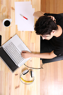 포토 JPG 해외이미지 교육 남자 종이 컨셉 인터넷 통신 탁자 관리 한명 사람 앉기 목재 노트북 스터디 컴퓨터 태블릿 사무실 펜 스크린 모니터 쪽지 헤드폰 공책 키보드 업무 종업원 책상 대학교 문서 히스패닉 타입 패드 고용 터치스크린 공급 해외202004 해외포토 나무 직업 1 음향기기 가구 비즈니스 재료 학교 모션 문구용품 전자제품 스마트기기 학습 필기구 구직 작업 채용 파일형식