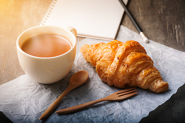 포토 JPG 해외이미지 음료 음식 빵 백그라운드 탁자 디저트 사람없음 컵 초콜릿 뜨거움 버터 코코아 페스츄리 맛있는 해외202004 해외포토 식기 가구 파일형식