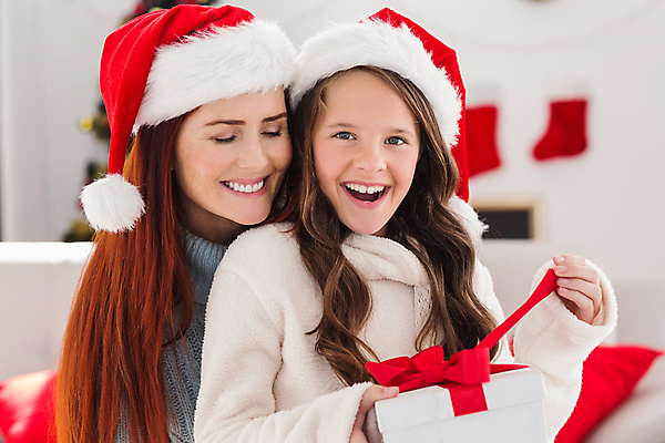 포토 JPG 해외이미지 백인 라이프스타일 여자 딸 행복 어린이 40대 중년 크리스마스 거실 산타모자 가정 가족 포옹 엄마 실내 선물 사랑 두명 소파 크리스마스트리 축제 펼침 축하 충격 빨간머리 해외202004 해외포토 서양인 모자_잡화 헤어스타일 기념일 감정 컨셉 의자 관계 안기 모션 사람 성인 내부 생활 파일형식