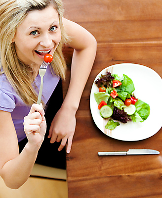 포토 JPG 해외이미지 백인 라이프스타일 여자 다이어트 건강 한명 앉기 상반신 20대 성인 하이앵글 샐러드 먹기 성인여자한명만 해외202004 해외포토 서양인 1 음식 뷰포인트 모션 사람 청년 생활 여자한명만 성인여자만 파일형식