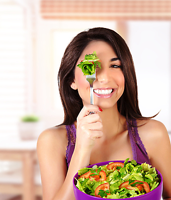 포토 JPG 해외이미지 백인 여자 포크 다이어트 건강 한명 웃음 들기 사람 상반신 성인 샐러드 사발 성인여자한명만 해외202004 해외포토 서양인 1 식기 음식 모션 표정 사기그릇 여자한명만 성인여자만 파일형식