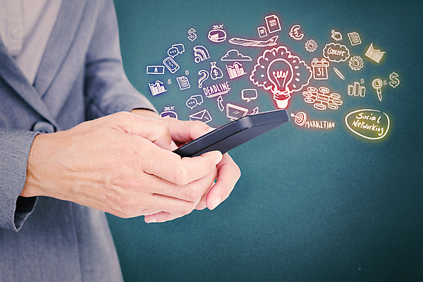 포토 JPG 해외이미지 백인 손 여자 행복 40대 중년 그래프 아이디어 한명 들기 정장 근접촬영 상반신 옆모습 신체부위 파란색 스마트폰 터치 잡기 비즈니스우먼 스마트 소셜네트워크 중년여자한명만 해외202004 해외포토 서양인 1 옷 감정 뷰포인트 컬러 컨셉 비즈니스 모션 사람 성인 핸드폰 스마트기기 직장인 여자한명만 중년여자만 파일형식