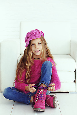 포토 JPG 해외이미지 모델 라이프스타일 옷 계절 행복 어린이 포즈 신발 겨울 의자 주택 부츠 따뜻함 한명 사람 유행 방 흰색 청바지 스웨터 니트 긍정 스타일 힙스터 해외202004 해외포토 1 패션 감정 컬러 가구 컨셉 상의 바지 건물 생활 파일형식