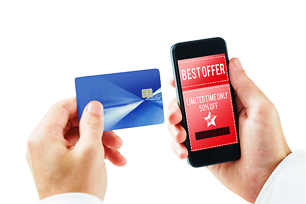 포토 JPG 해외이미지 백인 남자 인터넷 한명 20대 스마트폰 쇼핑 터치 잡기 신용카드 쿠폰 온라인쇼핑 온라인 전자상거래 체크카드 해외202004 해외포토 서양인 1 모션 사람 청년 금융 핸드폰 스마트기기 파일형식