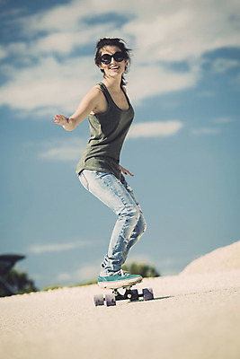 포토 JPG 해외이미지 주간 서양인 외국인 백인 여자 행복 스포츠 거리 한명 사람 20대 성인 야외 선글라스 운동 도시 스케이트보드 히스패닉 스케이터 성인여자한명만 해외202004 해외포토 자연요소 1 감정 안경 운동선수 건강 인종 청년 보드_스포츠 여자한명만 성인여자만 파일형식