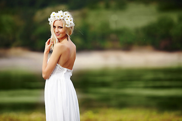 포토 JPG 해외이미지 모델 라이프스타일 드레스 여자 꽃 포즈 밭 자연 휴식 건강 한명 사람 성인 야외 초록색 금발 유행 화환 봄 자유 신선 가운 우아함 허브 내추럴 캐모마일 해외202004 해외포토 식물 1 헤어스타일 옷 계절 컬러 컨셉 농업 생활 생태계 파일형식