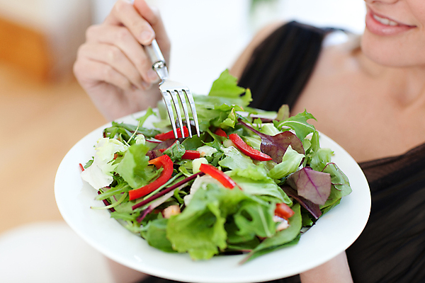 포토 JPG 해외이미지 백인 라이프스타일 여자 다이어트 건강 한명 들기 근접촬영 상반신 성인 앞모습 샐러드 먹기 건강식 성인여자한명만 해외202004 해외포토 서양인 1 음식 뷰포인트 모션 사람 생활 여자한명만 성인여자만 파일형식