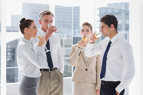 포토 JPG 해외이미지 서양인 외국인 백인 여자 남자 음료 40대 중년 비즈니스 직장 함께함 실내 서기 정장 여러명 20대 성인 사무실 마시기 축하 알코올 직장인 비즈니스맨 비즈니스우먼 자신감 동료 직원 스파클링와인 해외202004 해외포토 직업 옷 감정 다수 컨셉 회사 관계 모션 주류 사람 인종 청년 내부 탄산 파일형식