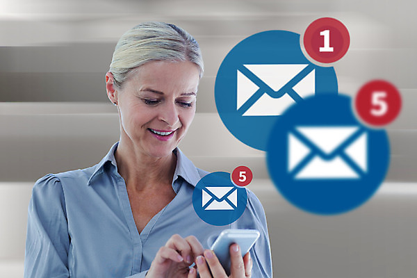 포토 JPG 해외이미지 백인 디자인 여자 행복 40대 중년 통신 한명 서기 들기 사람 정장 상반신 성인 앞모습 파란색 스마트폰 사무실 디지털 스크린 터치 흰색 잡기 비즈니스우먼 이메일 연결 스마트 알림 메신저 중년여자한명만 해외202004 해외포토 서양인 1 옷 감정 뷰포인트 컬러 컨셉 비즈니스 모션 핸드폰 스마트기기 직장인 여자한명만 중년여자만 파일형식