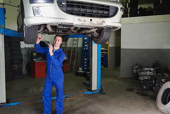 포토 JPG 해외이미지 백인 직업 응시 남자 자동차 노동자 기술 실내 작업복 한명 서기 20대 성인 손전등 잡기 작업 작업실 기술자 수리 아래 서비스 타이어 문제 정비공 정비소 차고 성인남자한명만 해외202004 해외포토 서양인 1 시선 옷 육상교통 모션 조명 사람 청년 내부 방향 위치 남자한명만 성인남자만 파일형식