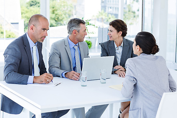 포토 JPG 해외이미지 백인 응시 여자 남자 40대 중년 50대 실내 앉기 여러명 상반신 20대 성인 사무실 마주보기 비즈니스우먼 면접 해외202004 해외포토 서양인 시선 다수 비즈니스 모션 사람 청년 내부 직장인 파일형식