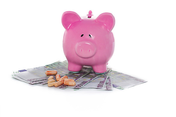 포토 JPG 해외이미지 컨셉 돈 사람없음 금융 알약 쌓기 저축 돼지저금통 유로 흰배경 보험 해외202004 해외포토 백그라운드 모션 경제 약 저금통 흰색 재산 파일형식