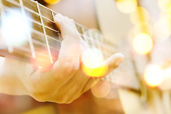 포토 JPG 해외이미지 무료이미지 라이프스타일 손 연주 들기 신체부위 기타 보케 기타리스트 해외202004 해외포토 음악 모션 현악기 사람 생활 연주자 파일형식 무료콘텐츠