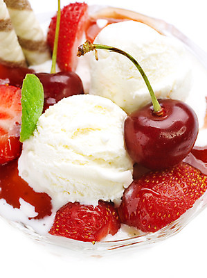 포토 JPG 해외이미지 접시 음식 과일 딸기 아이스크림 디저트 사람없음 빨간색 냉동 흰색 체리 달콤 민트 크림 토핑 바닐라 맛있는 해외202004 해외포토 식기 컬러 맛 허브 파일형식