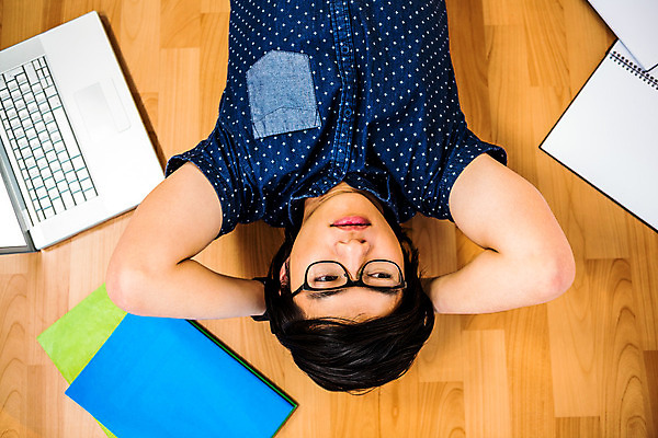 포토 JPG 해외이미지 직업 남자 안경 비즈니스 휴식 직장 실내 한명 사람 성인 노트북 컴퓨터 눕기 사무실 비즈니스맨 파일 성인남자한명만 해외202004 해외포토 1 잡화 컨셉 회사 모션 내부 전자제품 직장인 남자한명만 성인남자만 파일형식