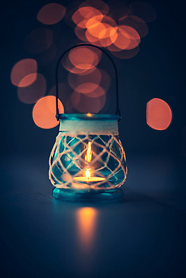 포토 JPG 해외이미지 백그라운드 크리스마스 촛불 불 주택 기념 미술 사람없음 빛 노란색 파티 식당 축제 어둠 골동품 등불 램프 축하 날짜 야간 저녁 소프트포커스 복고 촛대 보케 빛망울 광 블러 옛날 해외202004 해외포토 자연요소 기념일 컬러 컨셉 초 문화예술 조명 촬영기법 이벤트 건물 상점 파일형식