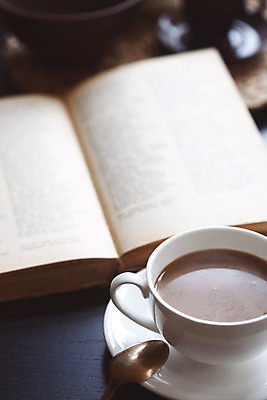 포토 JPG 해외이미지 라이프스타일 커피 음료 음식 겨울 탁자 휴식 주택 실내 따뜻함 사람없음 책 컵 독서 갈색 초콜릿 머그컵 뜨거움 액체 달콤 장면 부드러움 페이지 코코아 리빙 라떼 해외202004 해외포토 식기 계절 컬러 가구 컨셉 디저트 내부 건물 생활 감각 맛 파일형식