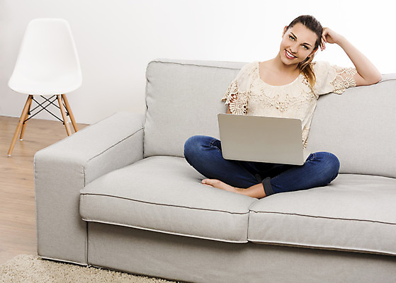 포토 JPG 해외이미지 백인 학생 실내 한명 사람 앉기 노트북 스터디 컴퓨터 소파 연결 해외202004 해외포토 서양인 1 의자 모션 내부 전자제품 학습 파일형식