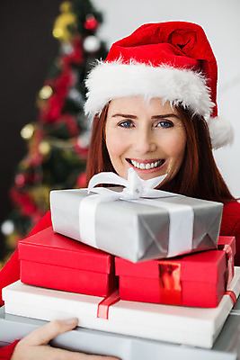 포토 JPG 해외이미지 백인 라이프스타일 여자 행복 40대 중년 크리스마스장식 크리스마스 거실 산타모자 가정 실내 선물 한명 장식 크리스마스트리 쌓기 축제 장식볼 축하 빨간머리 해외202004 해외포토 서양인 모자_잡화 1 헤어스타일 기념일 감정 컨셉 모션 사람 성인 내부 생활 파일형식