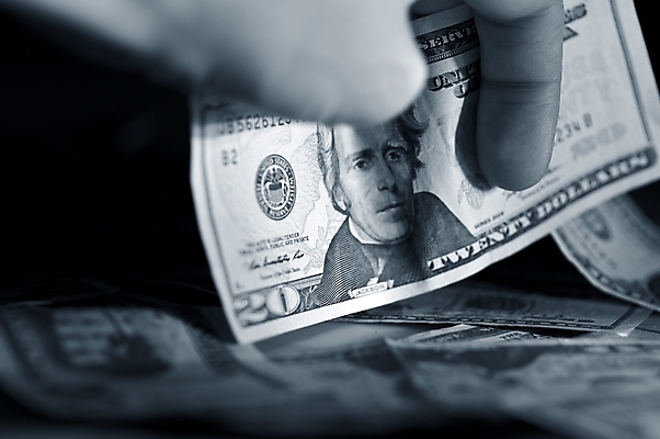 포토 JPG 해외이미지 손 돈 비즈니스 탁자 주택 사람없음 가로 금융 약 판매 세일 달러 미국 어둠 거래 시장 외화 딜러 유지 계산서 계좌 마약 수입 워싱턴 정부 해외202004 해외포토 가구 북아메리카 의학 건물 신체부위 경제 재산 파일형식