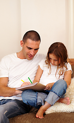 포토 JPG 해외이미지 여자 남자 딸 행복 어린이 가족 놀이 함께함 실내 사랑 웃음 사람 앉기 두명 소파 기쁨 기록 그리기 아빠 안락 해외202004 집콕 해외포토 감정 컨셉 의자 관계 모션 표정 내부 신조어 파일형식 앳홈라이프