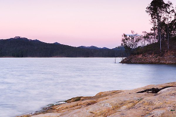 포토 JPG 해외이미지 주간 구름 호수 자연 하늘 사람없음 야외 초록색 물 여름 파란색 반사 노란색 호주 댐 해외202004 해외포토 자연요소 계절 공공시설 컬러 오세아니아 생태계 파일형식