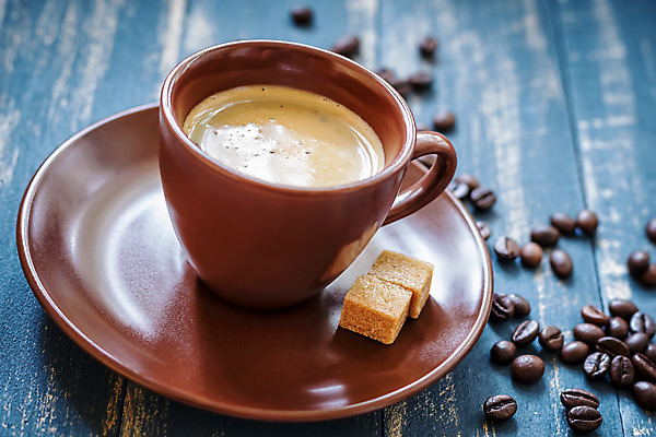 포토 JPG 해외이미지 커피 음료 음식 백그라운드 탁자 휴식 사람없음 컵 파란색 갈색 식당 검은색 거품 카페 원두 뜨거움 커피잔 에스프레소 모카 카페인 해외202004 해외포토 식기 컬러 가구 컨셉 잔 상점 파일형식