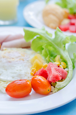 포토 JPG 해외이미지 접시 음식 조각 토마토 채소 오렌지 과일 부분 아침 육류 돼지고기 요리 사람없음 노란색 계란 식사 샐러드 튀김 흰색 신선 소시지 맛 아침식사 상추 굽기 만취 햄 브런치 해외202004 해외포토 주간 식기 컬러 컨셉 식재료 알 가공식품 구이 술취함 파일형식