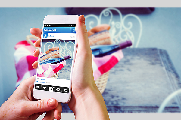 포토 JPG 해외이미지 라이프스타일 손 빵 탁자 들기 신체부위 스마트폰 소풍 바구니 스크린 터치 잡기 어플리케이션 커뮤니티 온라인 SNS배너 해외202004 해외포토 음식 가구 모션 사람 생활 핸드폰 스마트기기 야외활동 파일형식