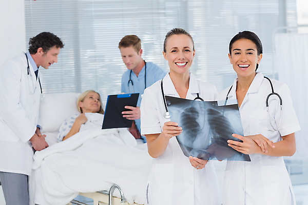 포토 JPG 해외이미지 백인 여자 남자 40대 중년 청진기 의료기기 엑스레이 실내 건강 병원 여러명 20대 성인 치료 30대 침실 고통 시험 환자 의사 침대 잡기 실험복 질병 확인 보여주기 의료성형뷰티 성인만 해외202004 해외포토 서양인 교육 감정 가구 다수 의학 모션 사람 청년 내부 장년 의료진 가운 파일형식