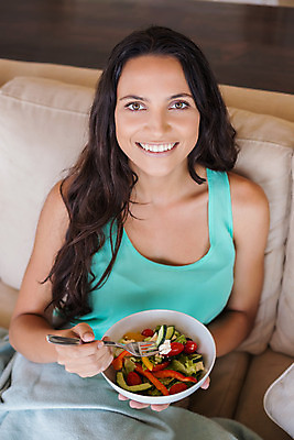 포토 JPG 해외이미지 백인 라이프스타일 여자 다이어트 실내 한명 미소 들기 앉기 상반신 20대 성인 소파 샐러드 먹기 건강식 성인여자한명만 해외202004 해외포토 서양인 1 음식 의자 모션 표정 건강 사람 청년 내부 생활 여자한명만 성인여자만 파일형식